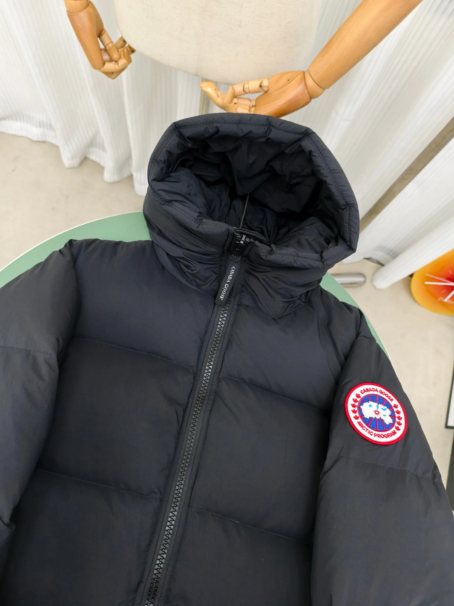 P940 Canada Goose Lawrence Down Jacket The Lawrence Down Jacket provides essential protection for everyday adventures and is made from sustainable Enduraluxe fabric with a durable soft touch. It features a quilted body, an adjustable down hood and a longer hem. Adjustable, down-filled, communicated hood. Two-way center front zipper increases range of motion and ventilation. The chin-protecting suede knit stand-up collar is soft and extra-comfortable. Inset rib-knit cuffs for added comfort and locked in heat. CORDURAD piping at the cuffs hem and reflective double-stripe grip tape at the back. Internal shoulder strap Color: black with red label black with black label azure blue Size: XS-2XL